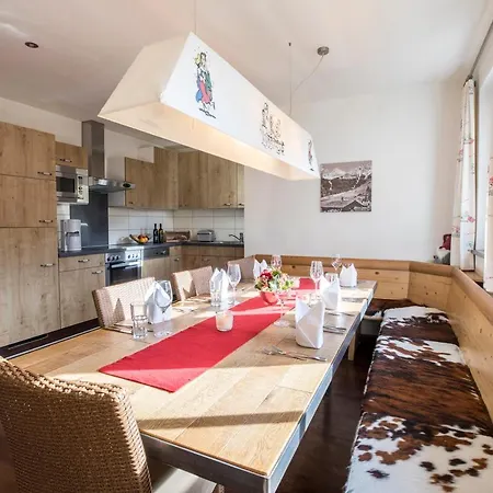 アパート Alpenchalets Flachauer Gutshof